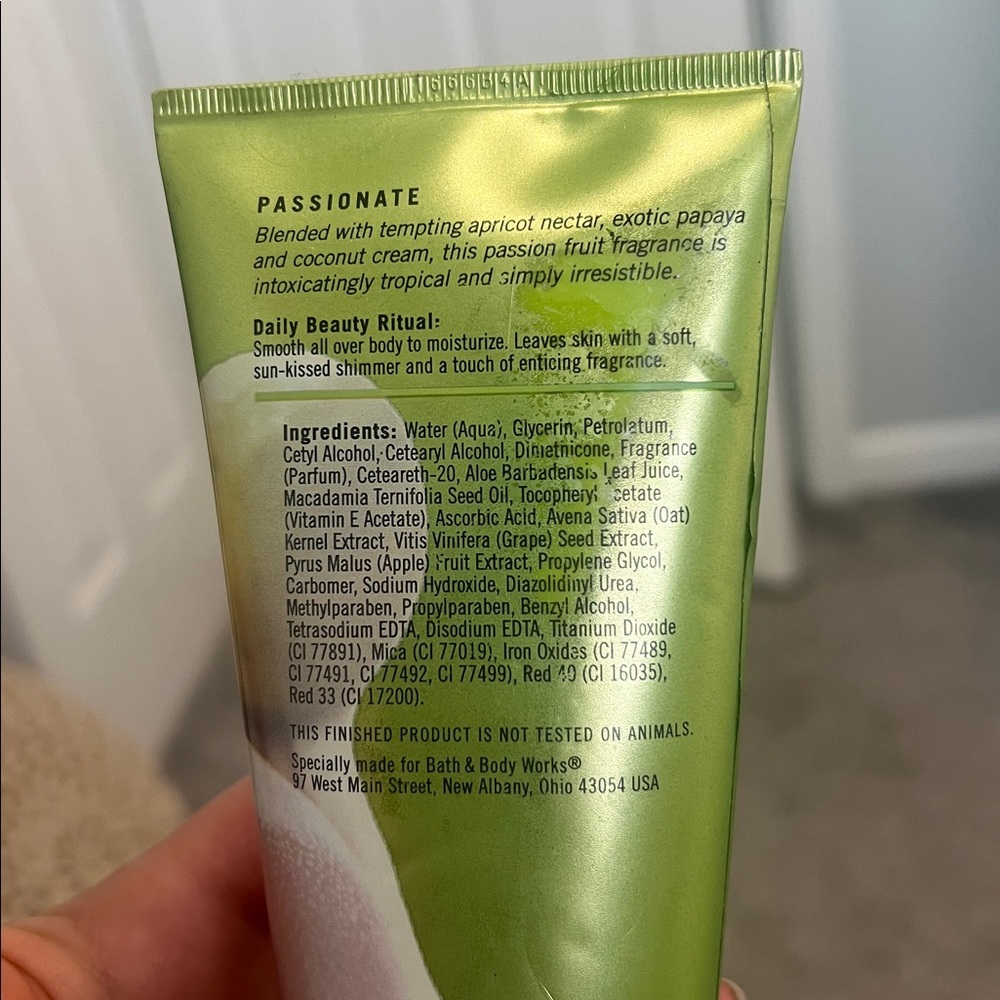 Bath & Body Works Tropical Passionfruit Shimmer Lotion 6 Fl Oz Glitter Read - Picture 2 of 4
